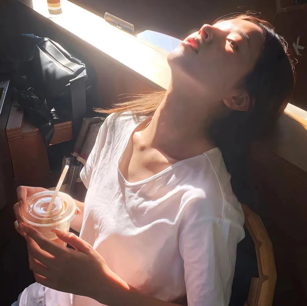 比邻星海报